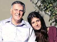 דן שכטמן ונכדתו / צלם: רמי זרנגר